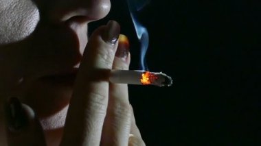 Kadın sigara dumanı ile. Ağır çekim yakın çekim
