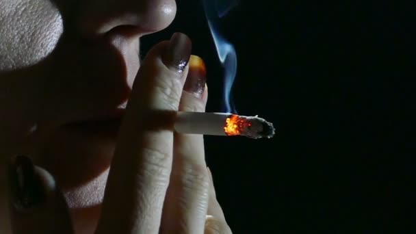 Kvinna Med Cigarettrök Slow Motion Närbild — Stockvideo