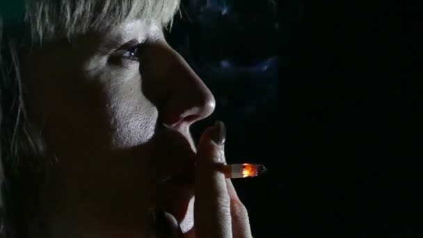 女性煙タバコ スローモーションをクローズ アップ — ストック動画