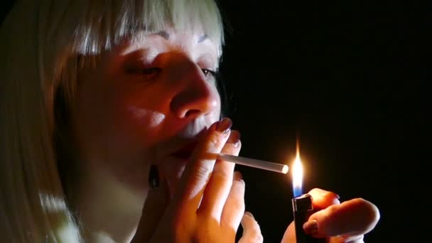 女性は タバコに火をつけた スローモーションをクローズ アップ — ストック動画