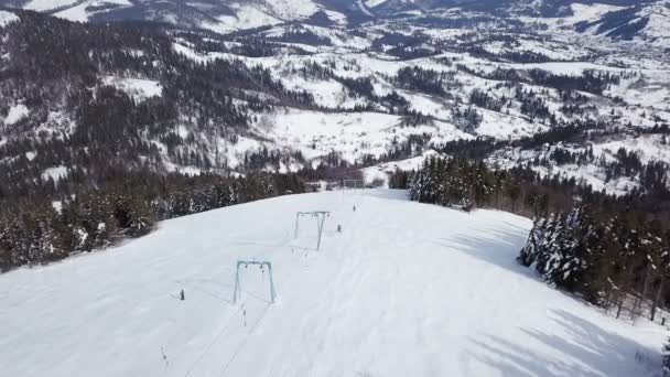 Luchtfoto Heuvel Van Bergen Met Skilift Skiër Silhouetten Winter Tijd — Stockvideo