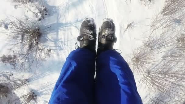 スキー場のリフトの高さからスキーブーツの中で男性スキーヤーの足 — ストック動画