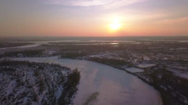 4k hava. Kadar kış günbatımı veya gündoğumu zamanında Nehir donmuş. Arka sinek