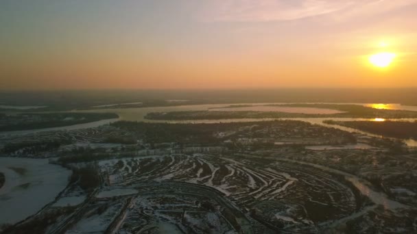 Antenne Panorama Des Gefrorenen Winterlichen Flusses Bei Sonnenuntergang Oder Sonnenaufgang — Stockvideo