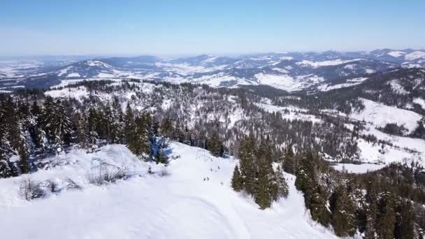Aerial Esquiadores Silhuetas Montanhas Colinas Dia Ensolarado — Vídeo de Stock