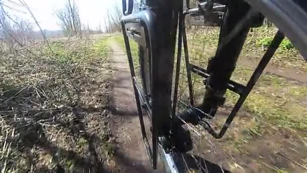 Ρόδα Ποδηλάτου Πηγαίνει Χωματόδρομο Αργή Κίνηση — Αρχείο Βίντεο