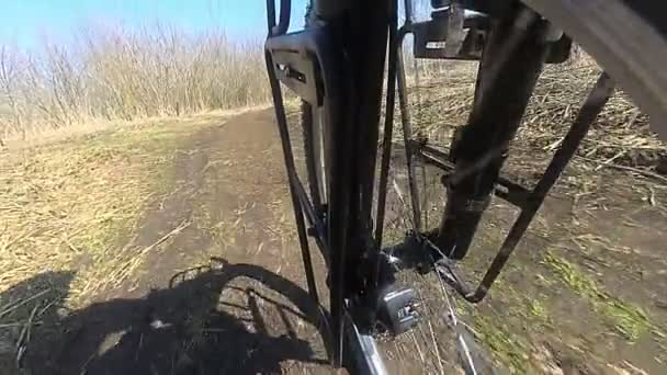 Bisiklet Tekerleği Toprak Yolda Gidiyor Ağır Çekim Bisikletçi Gölgesi — Stok video
