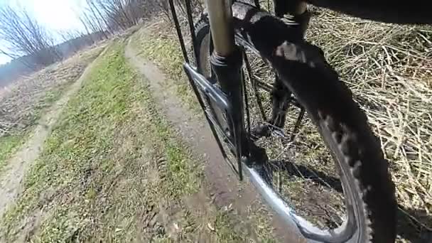 Τροχό Του Ποδηλάτου Ελαστικό Πηγαίνει Χωματόδρομο Αργή Κίνηση — Αρχείο Βίντεο