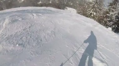 4 k. dağ kayağı güneşli bir günde. Yokuş aşağı. Kayakçı, kayaklar, Pov klip