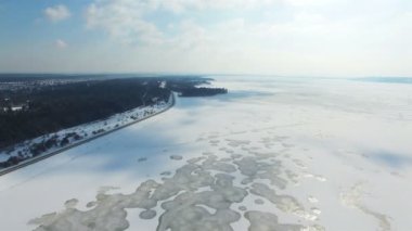4k hava. Kış manzarası ile dondurulmuş deniz ya da göl costline ile 