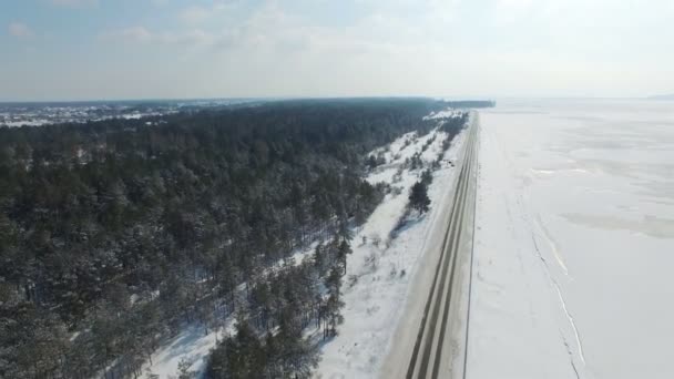 Hava Kadar Kış Deniz Göl Costline Ile Dondurulmuş Yalnız Road — Stok video