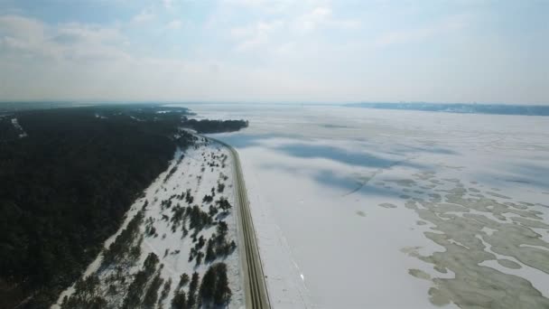 Aérea Cielo Sobre Invierno Congelado Mar Lago Con Línea Costa — Vídeos de Stock