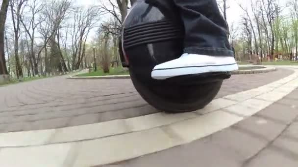 都市公園におけるモノラル ホイールに乗って白い靴の和男 近代的な電気都市輸送 — ストック動画