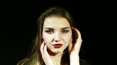 4 k. genç seksi kadın modeli göstermek gülümsemek ve duygular. Siyah arka plan