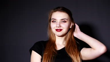 4 k. seksi genç kadın modeli uzun saçlı duygular göster. Rüzgar. Kırmızı dudaklar.  