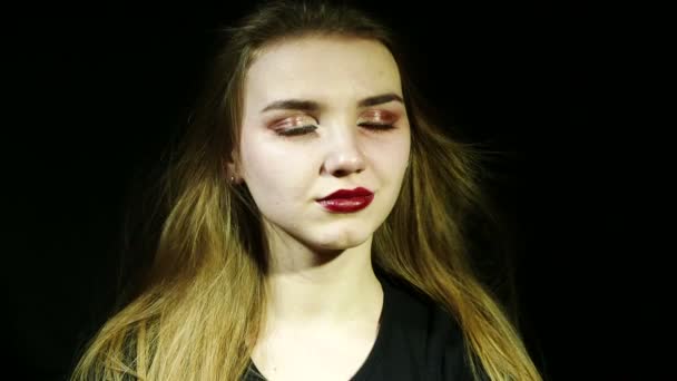 Szexi Modell Hosszú Hajjal Mosolyog Kimutatják Érzelmeiket Szél Vörös Ajkak — Stock videók