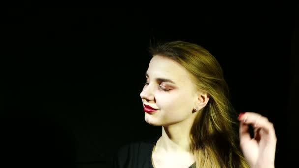 Szexi Modell Hosszú Hajjal Mosolyog Kimutatják Érzelmeiket Szél Vörös Ajkak — Stock videók
