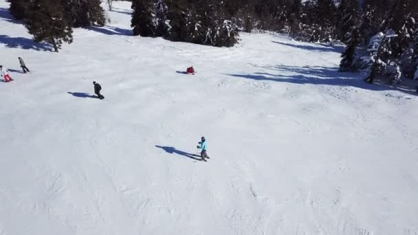 Aerial Skier Silhuetter Och Bergen Panorama Med Snö — Stockvideo