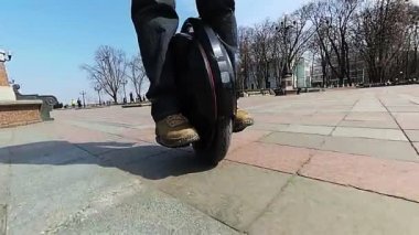 Mono tekerlek üzerine gidin. Modern elektrikli ulaşım takım. Ağır çekim