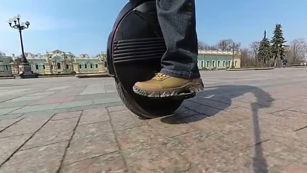 男の脚をモノラルのホイール 現代の電気輸送チーム スローモーション — ストック動画