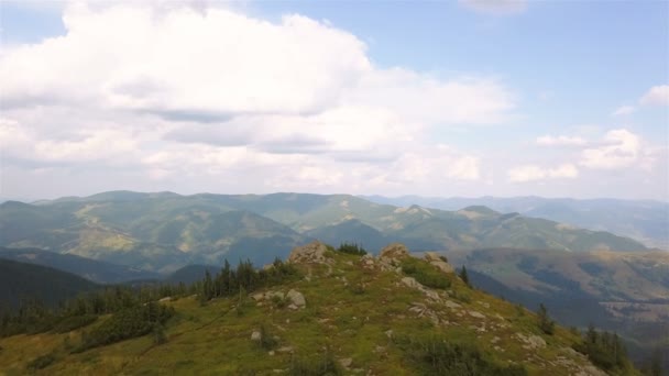 Letecká Horská Krajina Hladký Přelet Přes Hřeben Kopec Obloha Mraky — Stock video