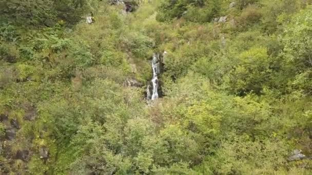 Aerial Scendere Piccole Cascate Sulle Colline Montagna Bellezza Della Natura — Video Stock