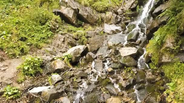 空中だ山の丘の小さな滝の近くの飛行 自然の美しさ スローモーション — ストック動画