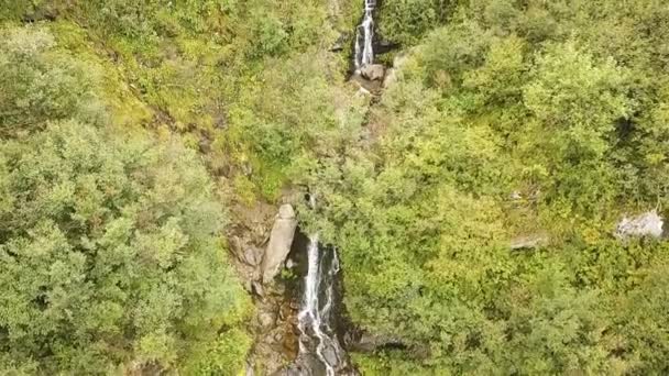 Воздушный Медленный Полет Над Небольшими Водопадами Горных Холмах Мбаппе Поднимается — стоковое видео