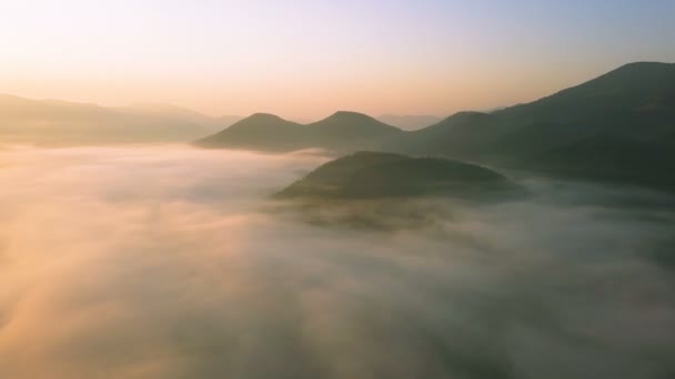 驚くべき空中山の風景 日の出の雲の上を飛ぶ — ストック動画