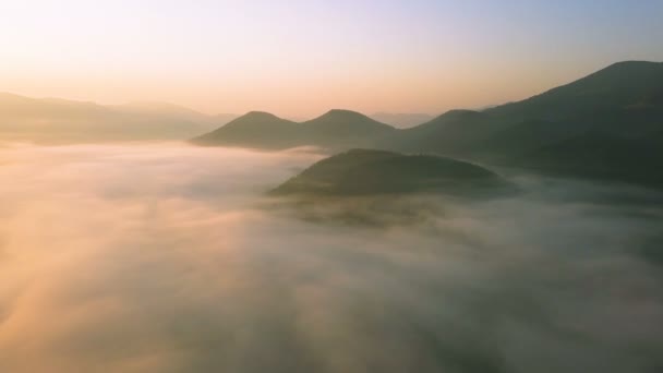 Amazing Hava Dağları Manzarası Gündoğumu Bulutlarının Üzerinden — Stok video