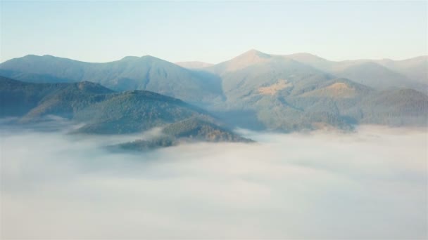Aérea Vuelo Lateral Sobre Nubes Área Montañosa — Vídeos de Stock