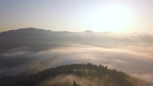 Дивовижний Аеродинамічний Гірський Ландшафт Літати Над Східними Хмарами Вершиною Пагорба — стокове відео