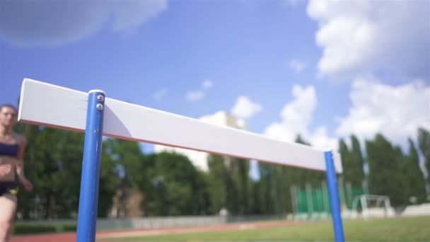Langzame Beweging Jonge Vrouw Atleet Loper Het Stadion Springen Door — Stockvideo