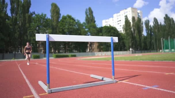 Lassú Mozgás Fiatal Női Atléta Futó Stadionban Ugrik Akadályt — Stock videók