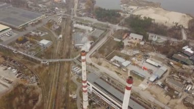 4k .Aerial. Sanayi bölgesinde beyaz dumanlı borular.