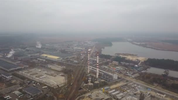 Aerial 暗い日にパイプと煙のある工業地帯 — ストック動画