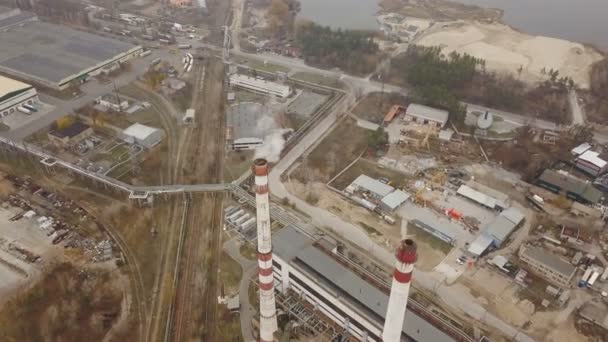 Luchtfoto Pijpen Met Witte Rook Industriegebied — Stockvideo