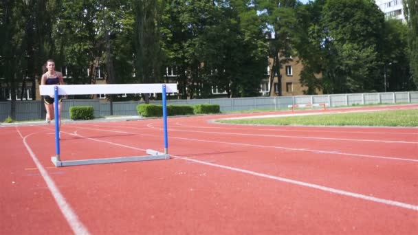 Deportista Femenina Pista Corredor Joven Entrenamiento Del Estadio Con Barreras — Vídeos de Stock