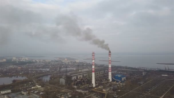 Aerial 暗い日に2本のパイプと煙 旧発電所は大気汚染 — ストック動画