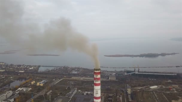 Aerial Cachimbo Fumo Num Dia Sombrio Velha Central Polui Zona — Vídeo de Stock