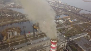 4k .Aerial. Kasvetli bir günde pipo içip tüttürmek. Eski elektrik santrali havayı kirletir. Endüstri alanı 