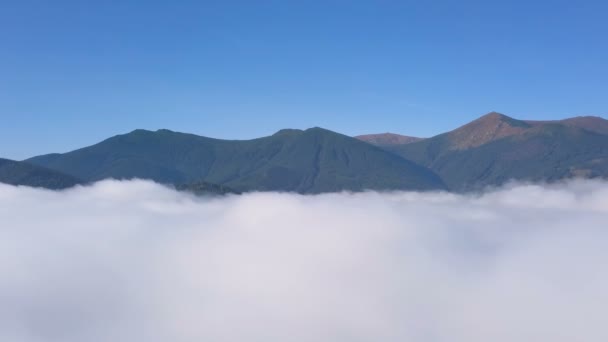Krajobraz Lotniczy Gładka Mucha Nad Grzbietami Gór Wzgórz Błękitne Niebo — Wideo stockowe