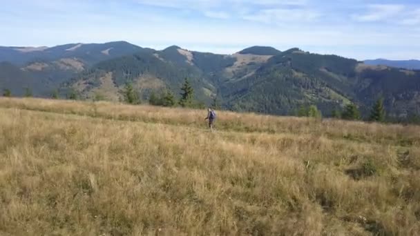 Antenn Flyga Runt Man Backpacker Turist Åsen Berg Kulle Friluftstid — Stockvideo