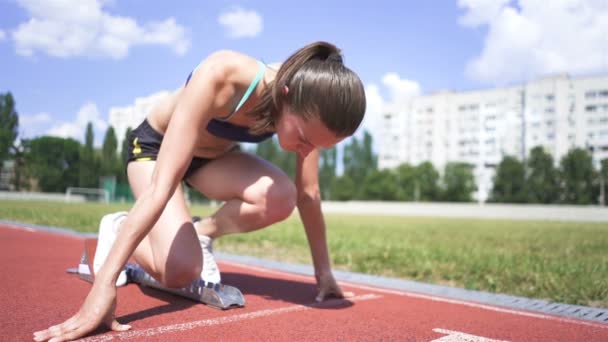 Genç Atlet Kız Stadyumdan Koşmaya Başladı Yavaş Çekim Sabit Çekim — Stok video