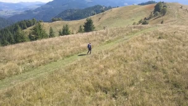 Antenne Man Backpacker Toerist Gaan Weg Heuvelrug Herfst Berg Heuvel — Stockvideo