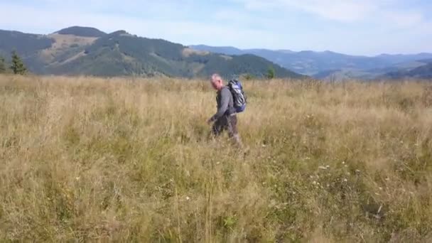 Equipo Viajes Aéreos Hombre Turista Cresta Zona Montaña Hierba Seca — Vídeo de stock