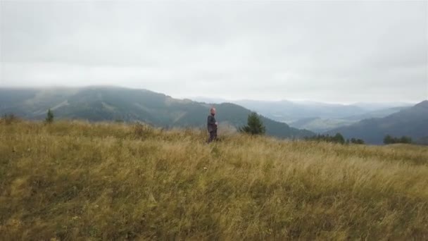 Aerial Livet Resande Fot Man Turist Med Pinnar Går Åsen — Stockvideo