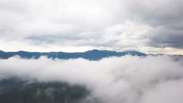 4K空中の美しい風景山岳地帯の雲の間を飛ぶ — ストック動画