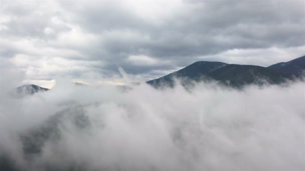 Paisaje Aéreo Volar Sobre Zona Las Montañas Con Nubes Grises — Vídeos de Stock