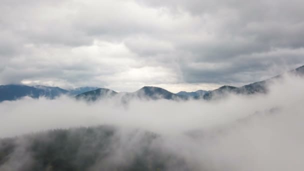 Paisagem Aérea Sobre Área Montanhas Com Nuvens Cinzentas Sombrias Mosca — Vídeo de Stock